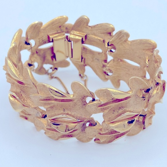 1950s Francois Coro Gold Plated Satin Finish Bracelet With Wide Textured Links - Picture 7 of 9
